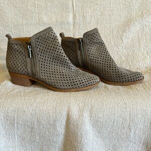LUCKY BRAND Womens Gray Perforated Basel Almond Toe Block Heel Booties - 7.5